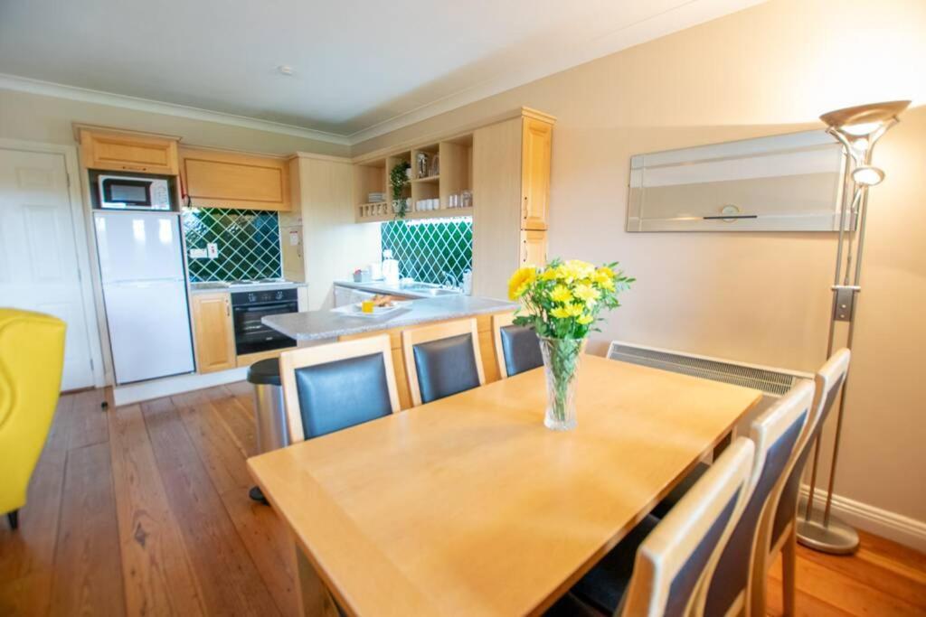 310 - The Carrowbeg At The Harbour Mills By Shortstays Westport Buitenkant foto